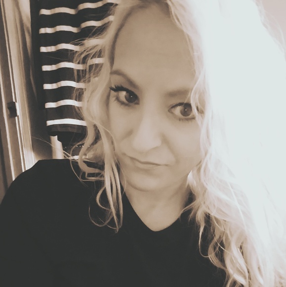 Meet your Posher, Tiffany Rose 🌹 - Picture 3 of 4